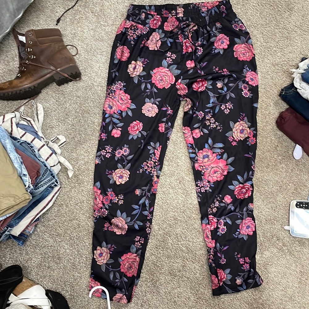 American eagle black floral pants size medium